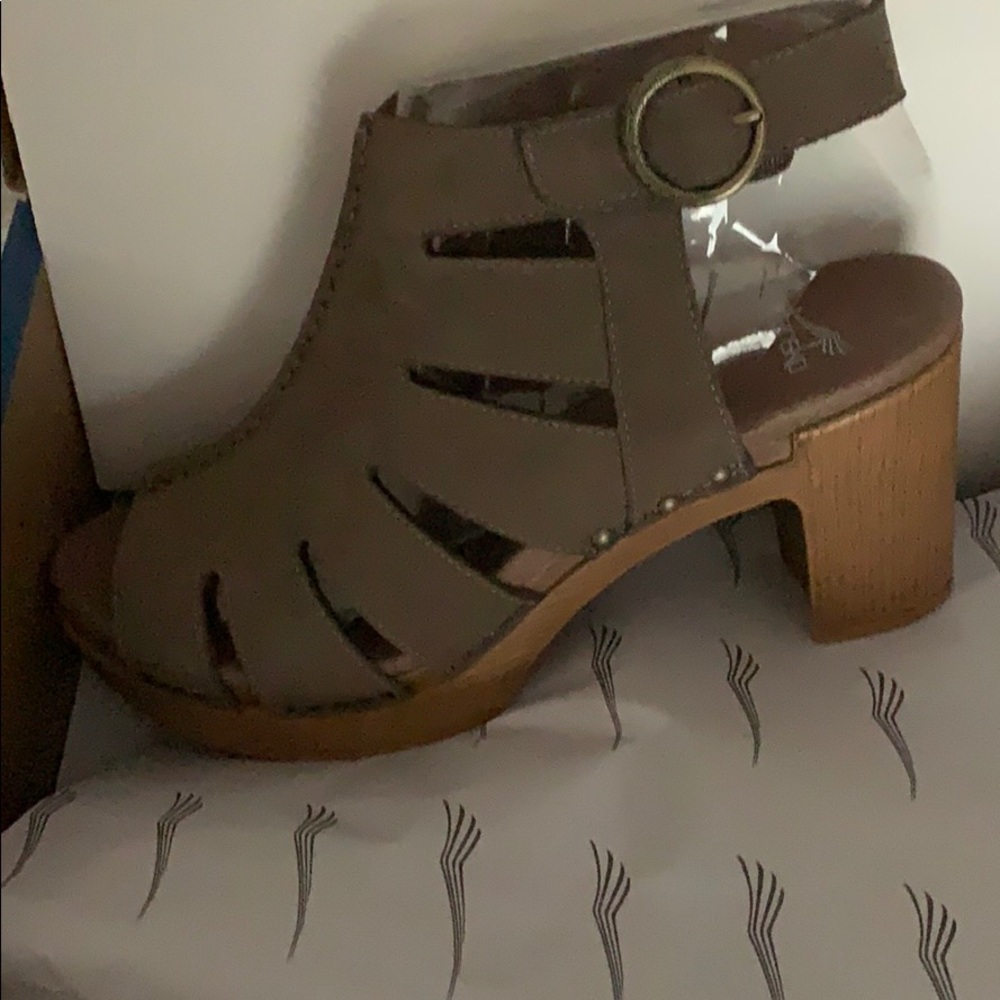 Brand New Pair Of Dansko Taupe Sandals 📦😀😀💐